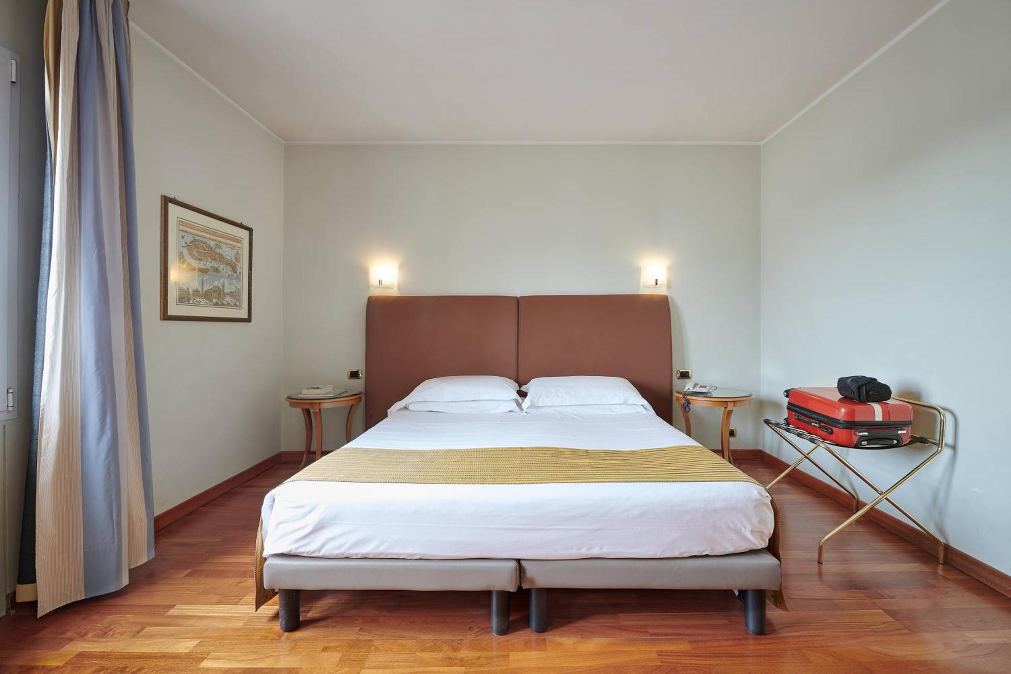 Plaza Hotel 4*